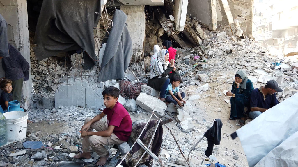 Desplazados de Jabalia, Gaza, viven en un edificio destruido en el centro de la ciudad de Gaza.